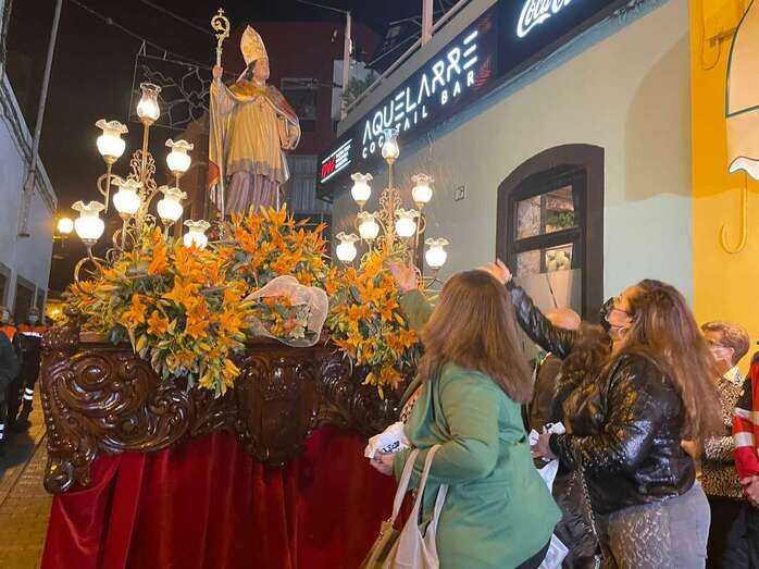 El trono a su paso por la calle de Ruiz, esta noche/TA.